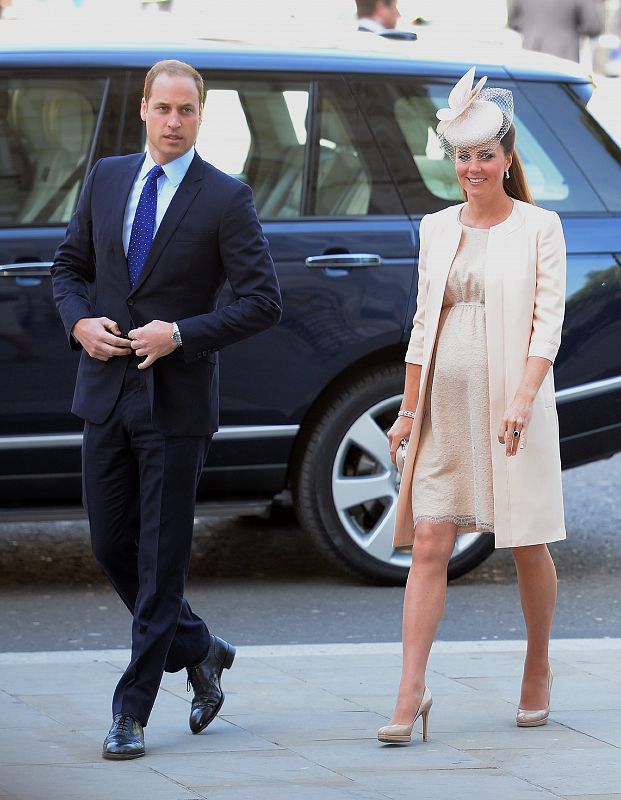 El príncipe Guillermo y su esposa, en el octavo mes de gestación, asisten en junio a la ceremonia de conmemoración de la coronación.