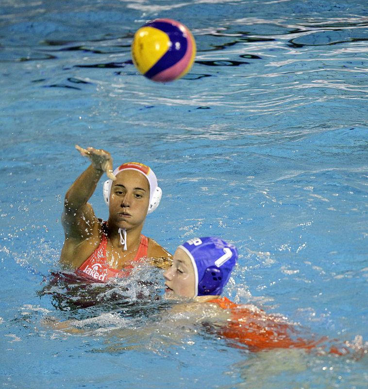 Fotografía de la waterpolista española Ana Espar durante el partido de la fase de clasificación disputado contra la selección holandesa