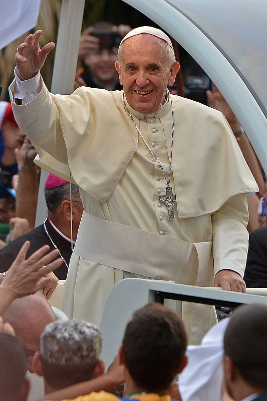 Francisco saluda desde el coche oficial a las miles de personas que han salido a recibirle a las calles de Río de Janeiro, en su llegada a la JMJ que se celebra este año en Brasil