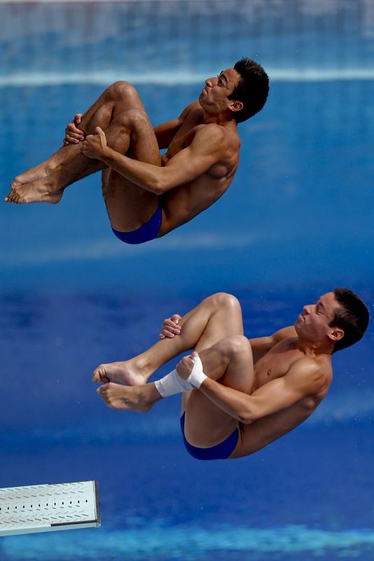 Los saltadores de Italia, Andreas Billi y Giovani Tocci, durante la prueba de salto sincronizado trampolin 3m masculinos dentro de los Campeonatos del Mundo de Natación que se han disputado hoy en la piscina municipal de Montjuïc de Barcelona.