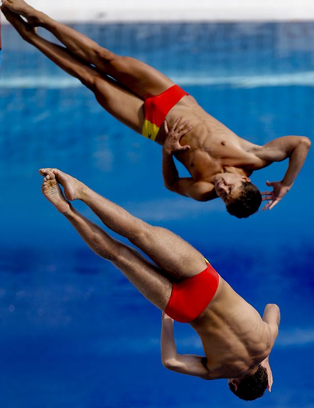 Los saltadores españoles, Nicolas García y Hector García, durante la prueba de salto sincronizado trampolin 3m masculinos que se han disputado hoy en la piscina municipal de Montjuïc de Barcelona.