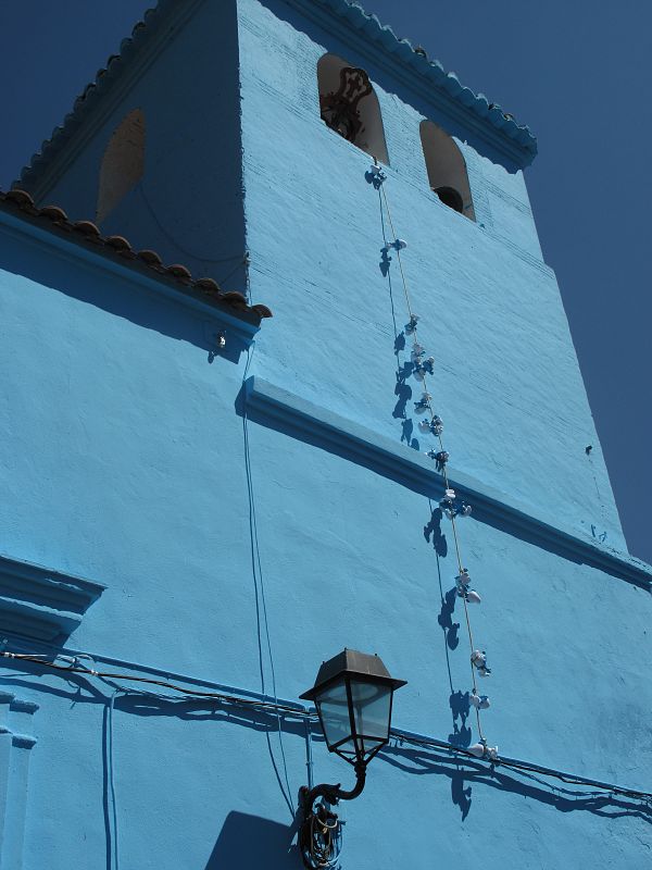 Los Pitufos subiendo al campanario del pueblo para vigilar mejor que no aparezca Gargamel