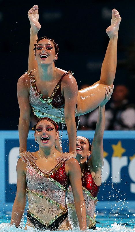 El equipo de Brasil ejecuta su ejercicio en la rutina libre por equipos en la piscina del Palau Sant Jordi de los Campeonatos del Mundo de Natación que se celebran en Barcelona.