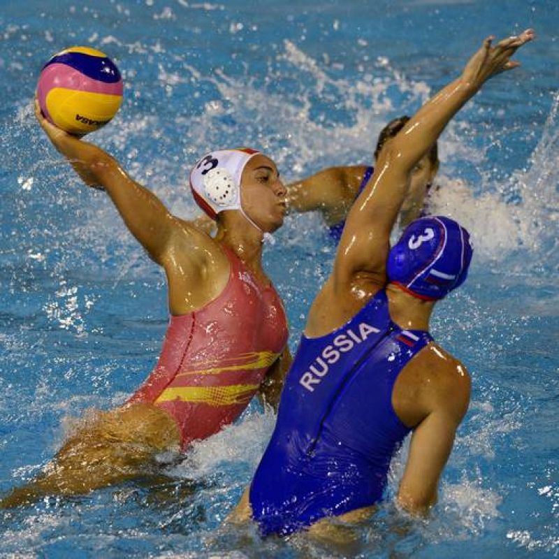  La waterpolista española Anna Espar con el balón en la mano durante el partido contra Rusia de la tercera jornada de la fase de clasificación de los Campeonatos del Mundo de Natación. 