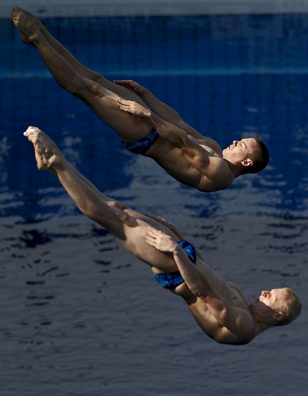 Los saltadores Evgney Kuznetsov y Illia Zakhrov, durante la final de salto sincronizado de trampolín 3m masculinos dentro de los Campeonatos del Mundo de Natación.