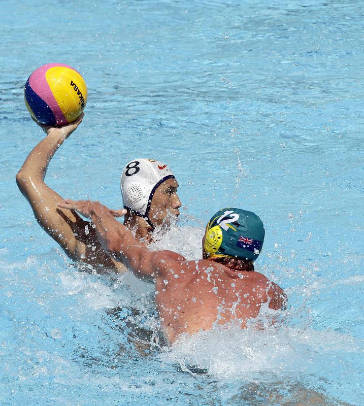 El waterpolista chino Yang Wang intenta zafarse del australiano William Miller durante el partido correspondiente a la fase preliminar de los Campeonatos del Mundo de Natación disputado hoy en las Piscinas Picornell de Barcelona. Australia ha ganado