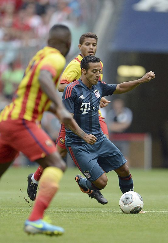 Thiago distribuye el juego en el Bayern.