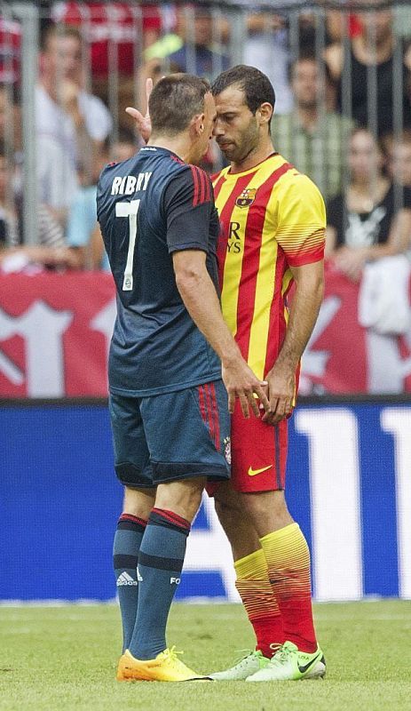 Ribery y Mascherano se enfrentan durante el partido.