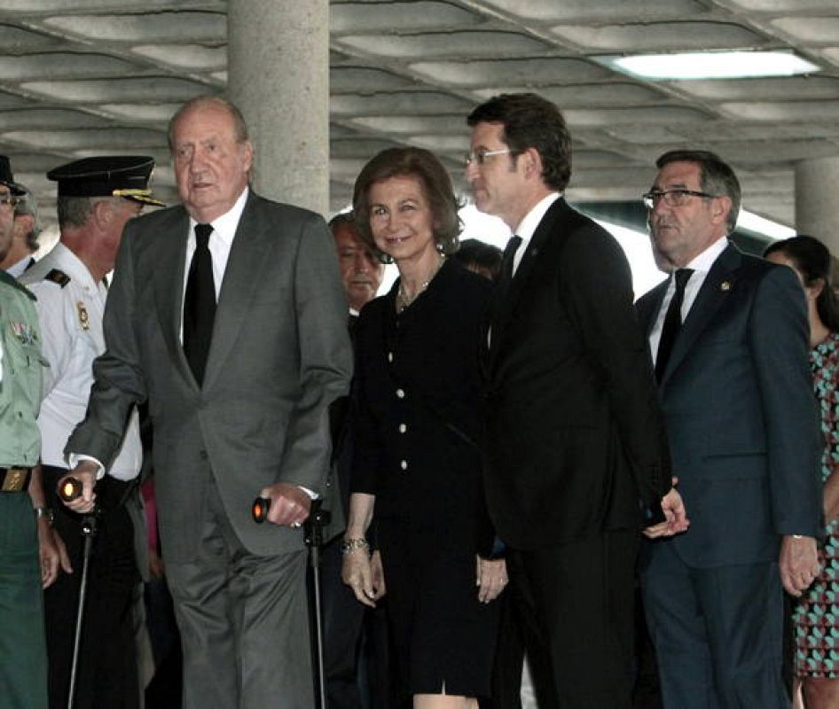 Los reyes han acudido al Hospital Clínico Universitario para trasladar su apoyo a las víctimas junto al presidente de la Xunta, Alberto Núñez Feijóo  
