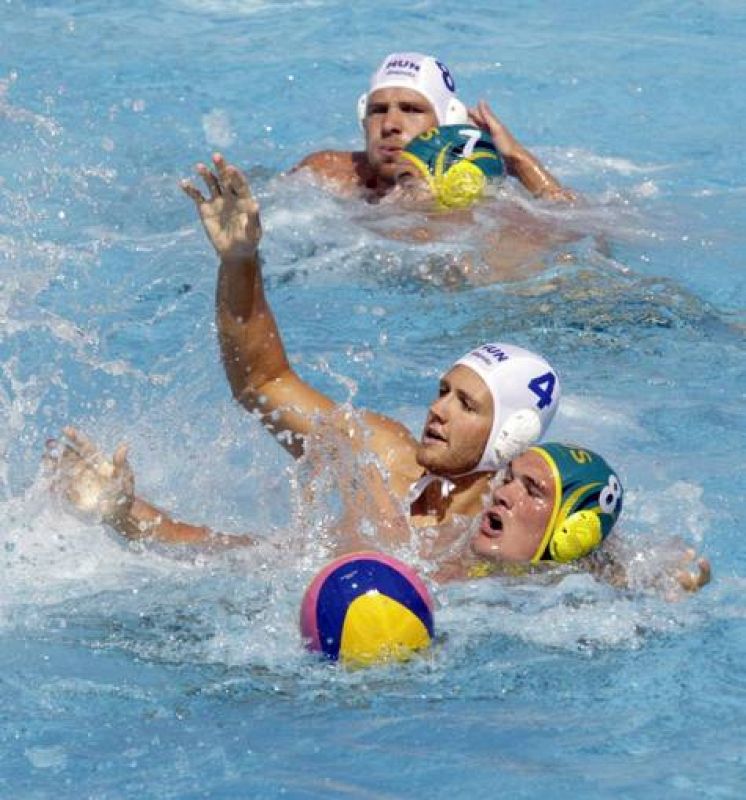 El waterpolista húngaro Bence Batori y el australiano Aaron Younger pelean por el balón durante el partido 