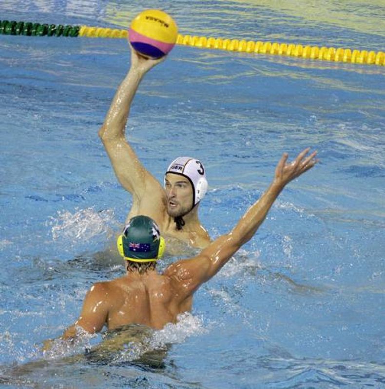  Imagen del partido que se celebró ayer en las Piscinas Bernat Picornell y enfrentó a Alemania y Australia. Ganó la selección australiana a la alemana por 8 a 4.    