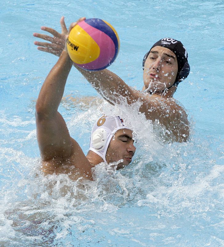 El waterpolista serbio Dusko Pijetlovic y el rumano Alexandru Ghiban luchan por el balón durante el partido de octavos de final de los Campeonatos del Mundo de Natación. El partido terminó con un 13-5 a favor de Serbia.