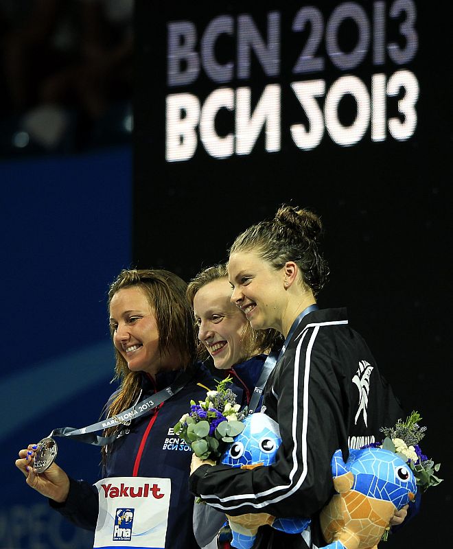 La nadadora española Melani Costa; la norteamericana Katie Ledecky y la neozelandesa Lauren Boyle, muestran sus medallas de plata, oro y bronce, respectivamente, conseguidas en la final de 400 metros libres femenino de los Campeonatos del Mundo de N