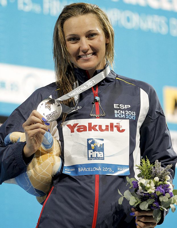 a nadadora española, Melanie Costa, muestra la medalla de plata conseguida en la final de 400 metros libres femenino de los Campeonatos del Mundo de Natación