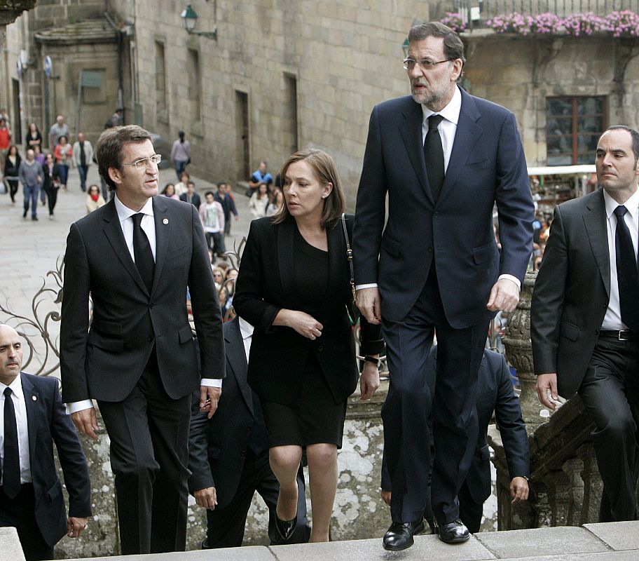 El presidente del Gobierno, Mariano Rajoy, su esposa, Elvira Fernández, y el presidente de la Xunta, Alberto Nuñez Feijóo, a su llegada a la catedral de Santiago de Compostela