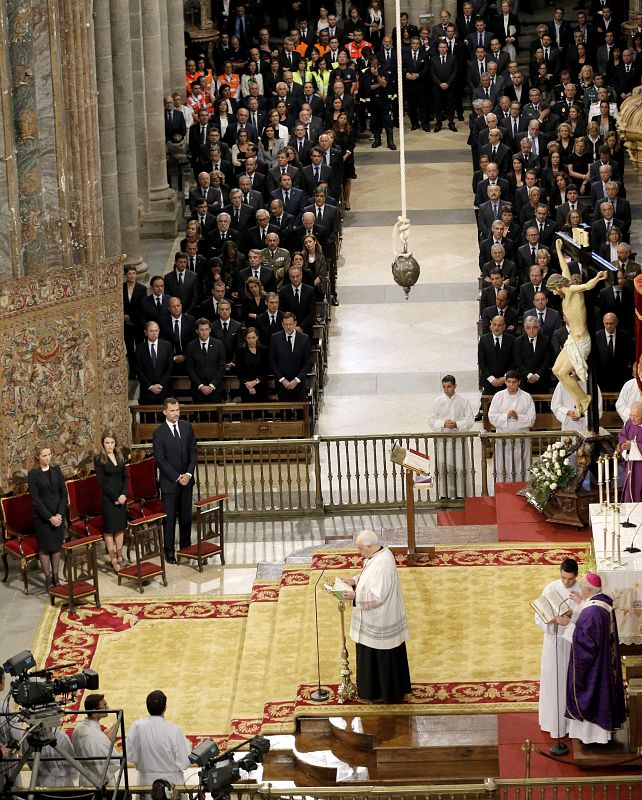 Los príncipes de Asturias, Don Felipe y Doña Letizia y la infanta Elena, entre otras autoridades, en la catedral de Santiago de Compostela