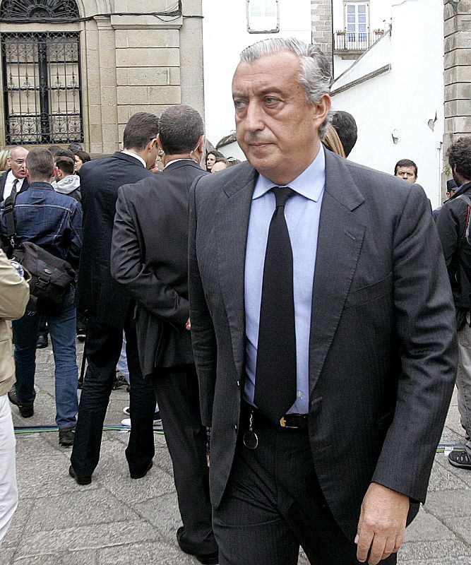 El presidente de Renfe, Julio Gómez Pomar, a su llegada a la catedral de Santiago de Compostela