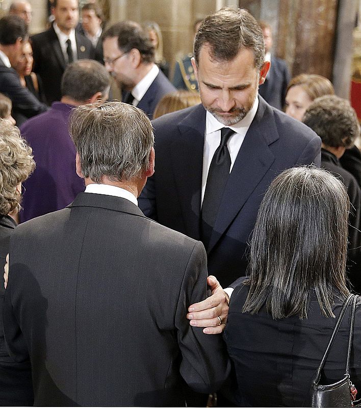 El príncipe Felipe da el pésame a los familiares de las víctimas