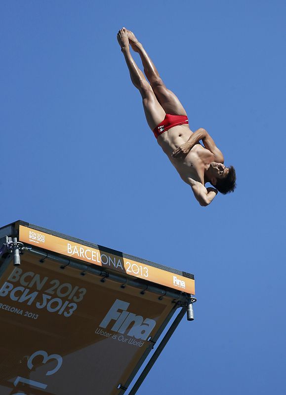 El mexicano Jonathan Paredes consigue la tercera posición en la cuarta ronda de los saltos de gran altura de 27m durante los Campeonatos del Mundo de Natación de Barcelona.