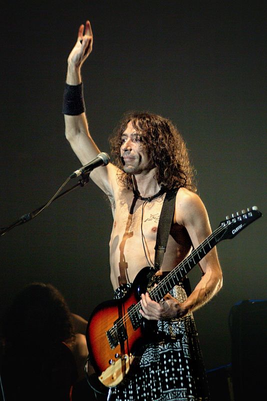 'Extremoduro. De profundis. La historia autorizada' es la primera biografía autorizada del grupo liderado por Roberto Iniesta 'Robe', siempre reticente a hablar con la prensa.