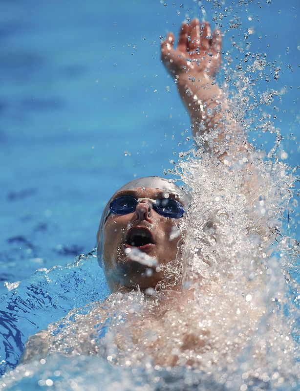 El nadador de Puerto Rico Yeziel Morales compite en los 200 metros espalda masculinos durante el Campeonato Mundial de Natación en el Sant Jordi Arena en Barcelona.