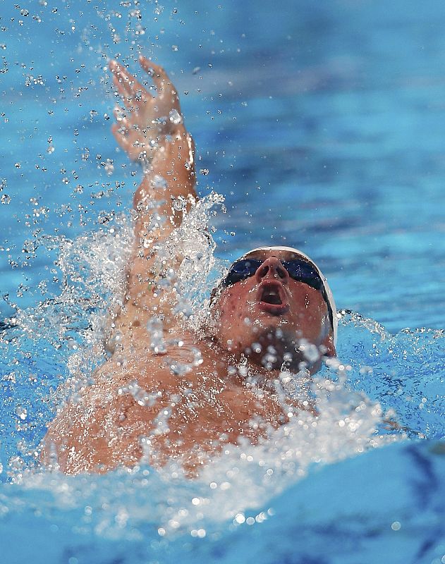 El estadounidense Ryan Lochte  compite en los 200 metros espalda masculinos durante el Campeonato Mundial de Natación en el Sant Jordi Arena en Barcelona.