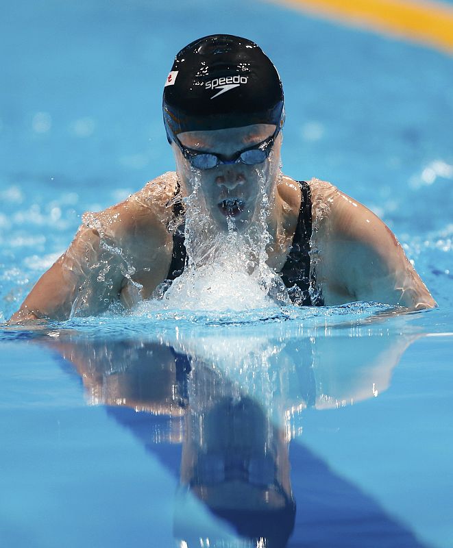 La nadadora de Malasia Siow Yi Ting  compite en la final de las eliminatorias de los 200 metros braza femeninos en el Campeonato Mundial FINA en el Palau Sant Jordi de Barcelona.