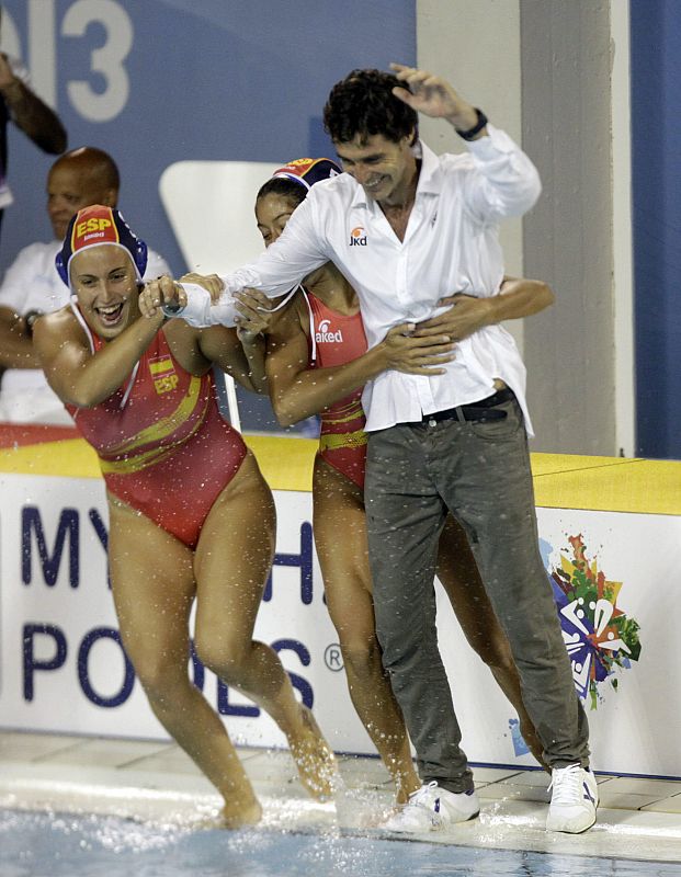 Las chicas tiraron al agua a Oca.