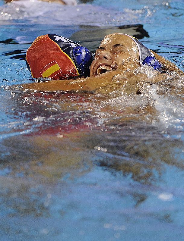 Marina Garcia y Lorena Miranda se abrazan tras el triunfo ante Australia.