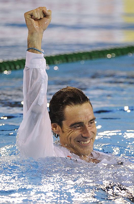 Oca se fue al agua tras la gran victoria de su equipo.