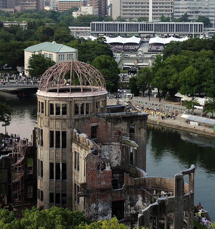 Un grupo de personas rodea la Cúpula de la Bomba Atómica durante el desfile de conmemoración del 68 aniversario del lanzamiento de la bomba atómica sobre Hiroshima.