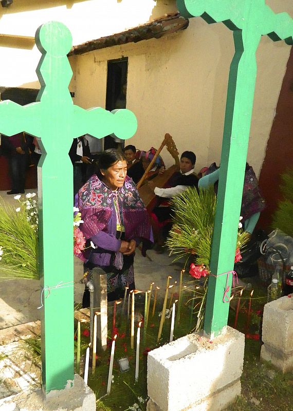 Una indígena tsotsil dirige un ritual en la comunidad de Zinacantán, en Chiapas, México, en la jornada previa al Día Internacional de los Pueblos Indígenas de Latinoamérica