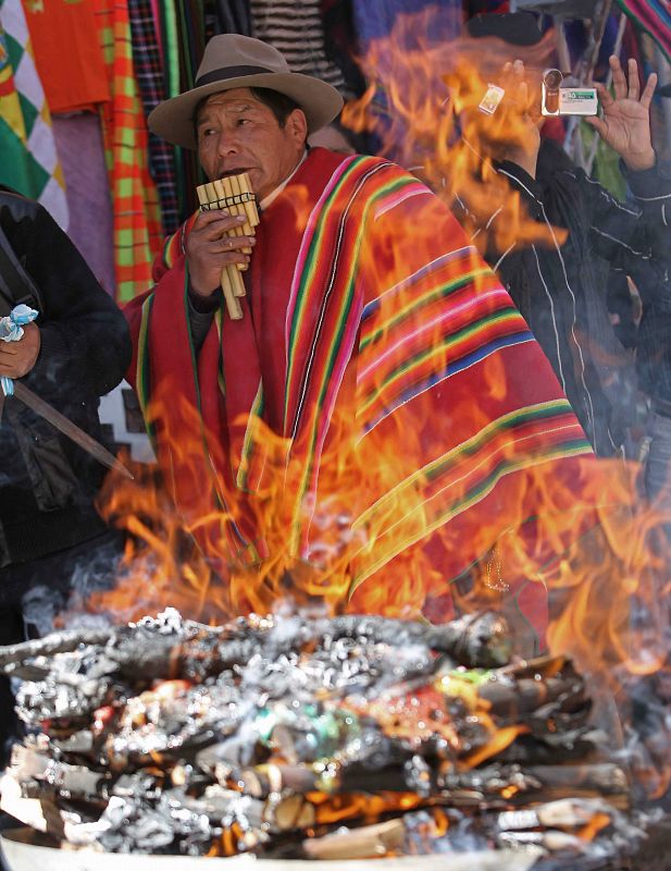 Un hombre de la tribu indígena aimara participa en las ofrendas a la Pachamama o Madre Tierra en Bolivia