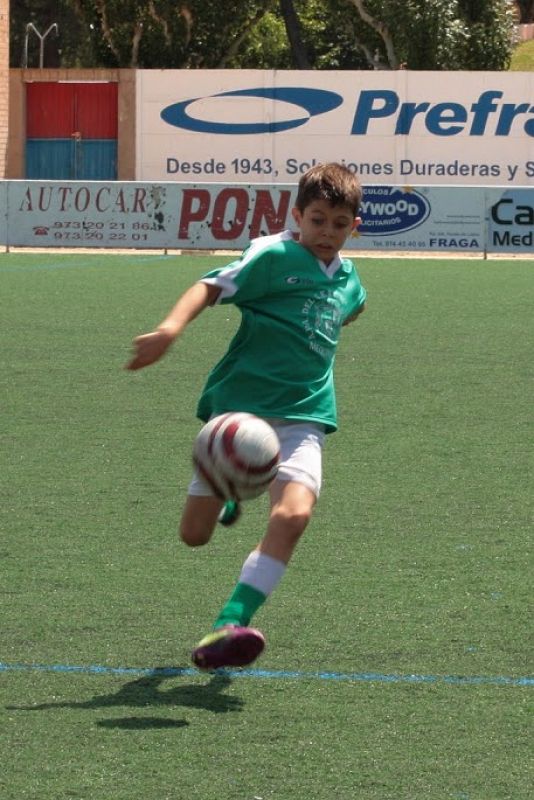 Joel Borbón jugando al fútbol