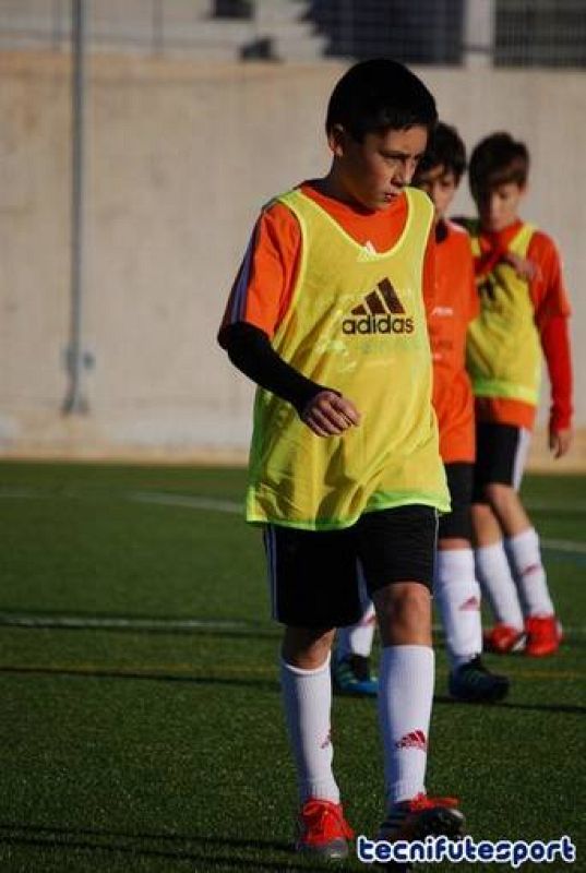   Me llamo Antonio,tengo 10 años, soy de Castellon y juego en un equipo de alevines que se llama c.f Jubelama. Me hariais el niño mas feliz del mundo si pudiera un dia poner en juego el balon en la supercopa o cualquier otro partido y hacerme una fot