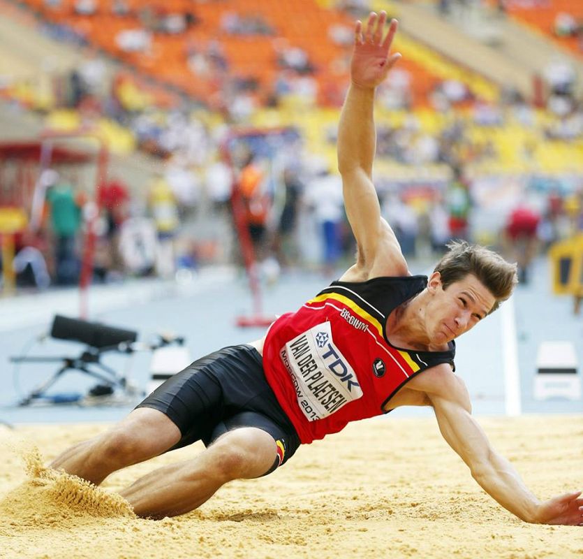 Thomas van der Plaetsen de Bélgica compite en salto de longitud en el Campeonato Mundial de Atletismo.