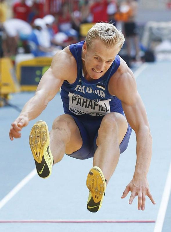 Mikk Pahapill de Estonia compite en la prueba de salto de longitud en el Campeonato Mundial de Moscú.
