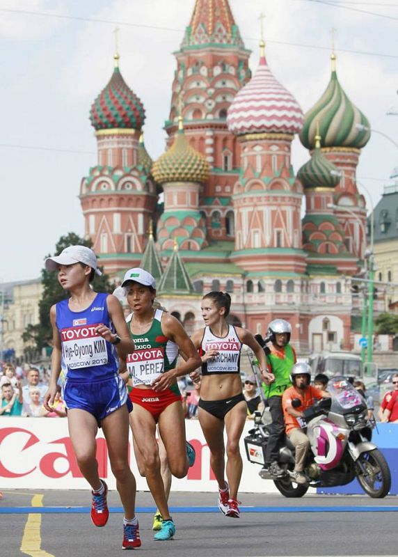 Corredoras compitiendo en la carrera de maratón femenino en el Campeonato Mundial de Atletismo.