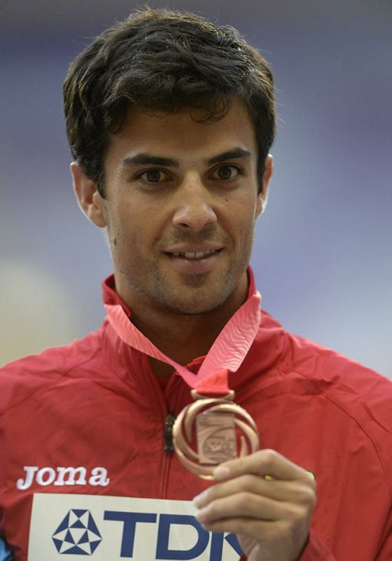 El atleta español Miguel Ángel López posa con la medalla de bronce obtenida en 20 kilómetros marcha durante los Mundiales de Atletismo Moscú 2013 que se celebran en el Estadio Olímpico Luzhnikí de la capital rusa.