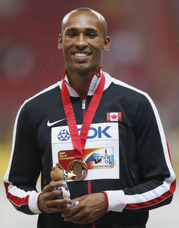 Damian Warner de Canadá sonríe en el podio tras ganar la medalla de bronce en la prueba Decathlon en el Campeonato Mundial.