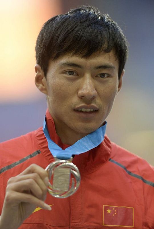 Ding Chen de China, posa con su medalla de plata en el podio de los 20 km marcha masculino en el Campeonato del Mundo.