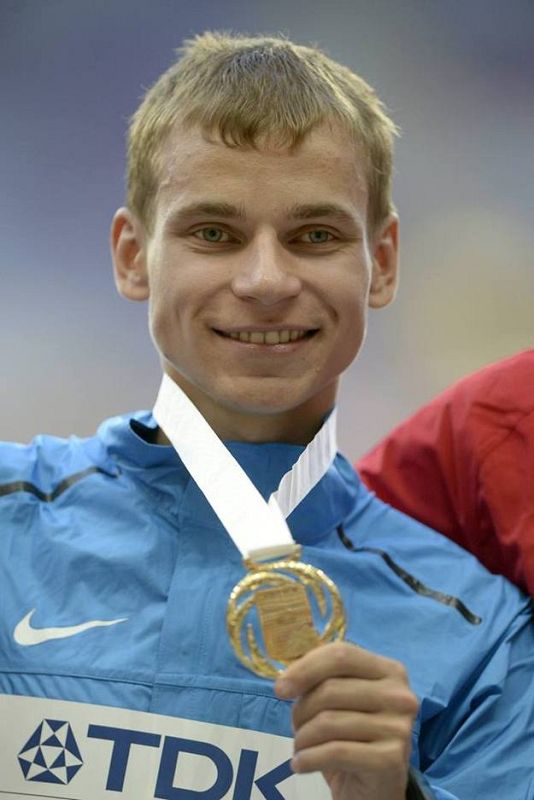 El ruso Aleksandr Ivanov posa con su medalla de oro en el podio tras ganar 20 km marcha masculino en el Campeonato del Mundo.