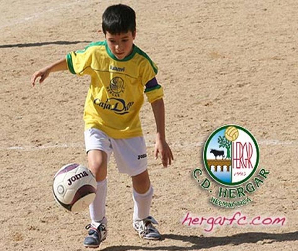 El fútbol para mi es puuf, no se, lo mejor que hay. Mi padre dice que en la sangre debo tener baloncitos rojos y blancos en vez de glóbulos blancos y rojos, porque desde por la mañana solo pienso en coger el balón. mi equipo favorito es el barça por