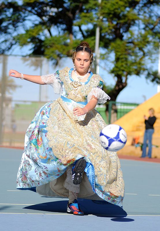 Mi hija Claudia Alcalde, tiene 9 años. Nunca he conseguido apuntarla a clases de baile y cosas típicas que le gustan a las niñas, ella sólo quiere balones y zapatillas de fútbol. Os cuenta: Me gusta el deporte, pero lo que más el fútbol. Me gusta ju