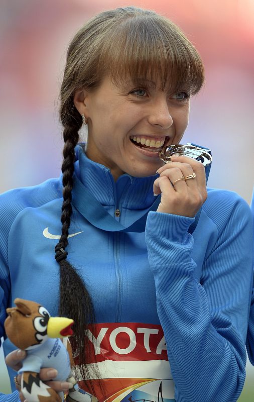 La atleta rusa Anisya Kirdyapkina posa con su medalla de plata en el podio.