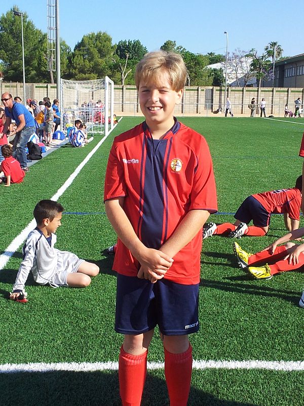 Mi hijo se llama Raúl tiene 9 años y su vida es el fútbol. Le haría muchísima ilusión ser el elegido para dar el balón al principio del encuentro del Madrid, que digo ilusión, seria mucho más. El juega al fútbol federado aquí en Valencia desde que