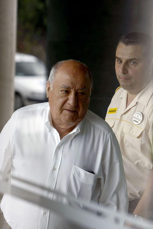 Amancio Ortega, propietario del grupo Inditex y exmarido de Rosalía Mera, a su llegada al tanatorio de A Coruña