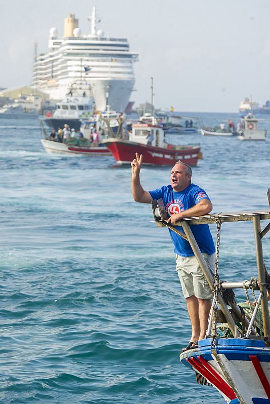 Un pescador español se manifiesta con el símbolo de victoria