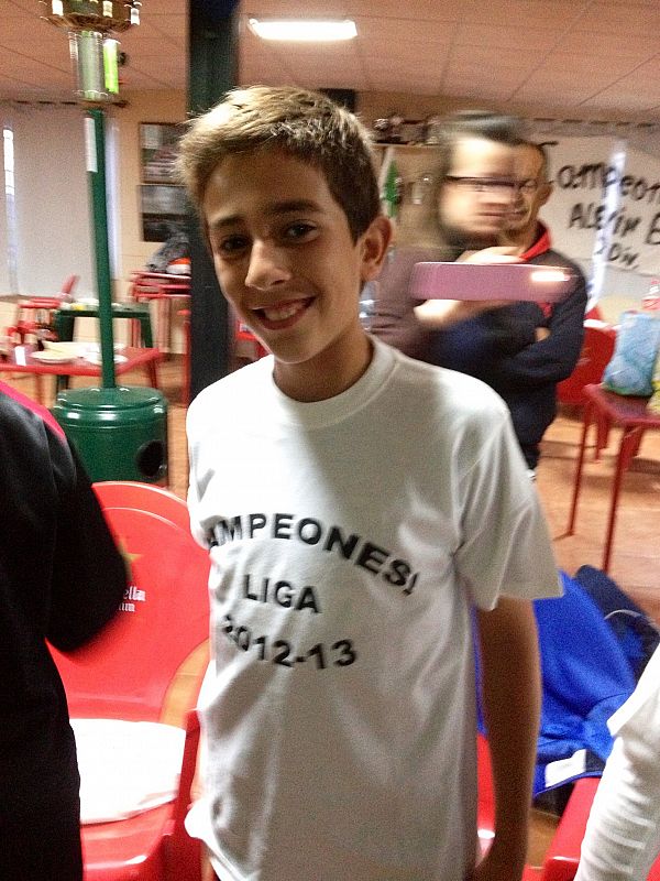 Alberto, 11años vive y juega en un modesto equipo de su barrio, en Montijo ( Badajoz). Su pasión el fútbol, que bonito verlo cada fin de semana con su macuto, dentro sus botas y la ilusión del partido a jugar. El pasado año quedaron campeones en su