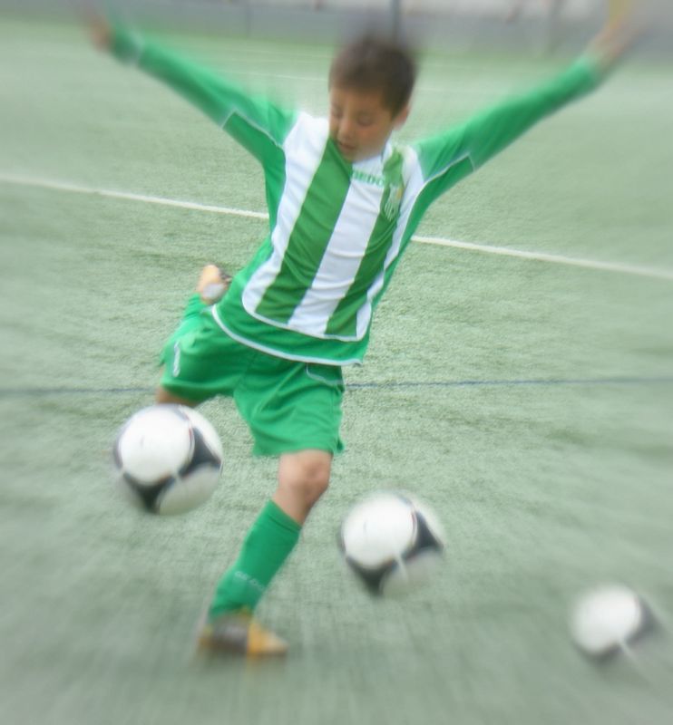 Hola, me llamo Alejandro Ortigosa y tengo 9 años. Juego en la Escuela de Fútbol de Olesa de Montserrat - Bcn (EFO 87) en la categoría de Benjamín. Soy del Barcelona y siempre sueño con ver a los jugadores de cerca. Soy muy rápido jugando, aunque lo